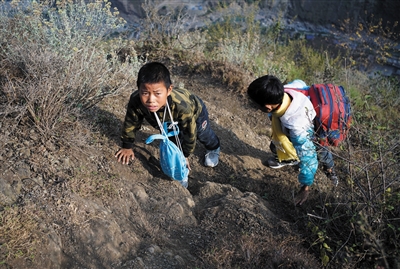 Photos : Ces enfants ont une échelle en acier