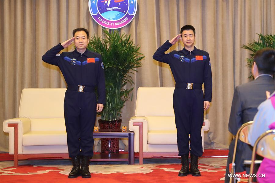 Les deux astronautes chinois rencontrent la presse après la mission Shenzhou-11