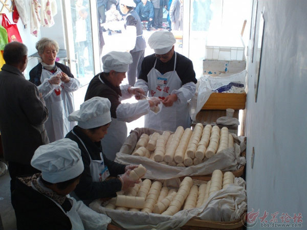 Des petits pains cuits à la vapeur gratuits pour les personnes dans le besoin