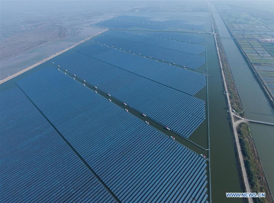 Chine : construction d'un projet d'énergie solaire sur des étangs de pêche