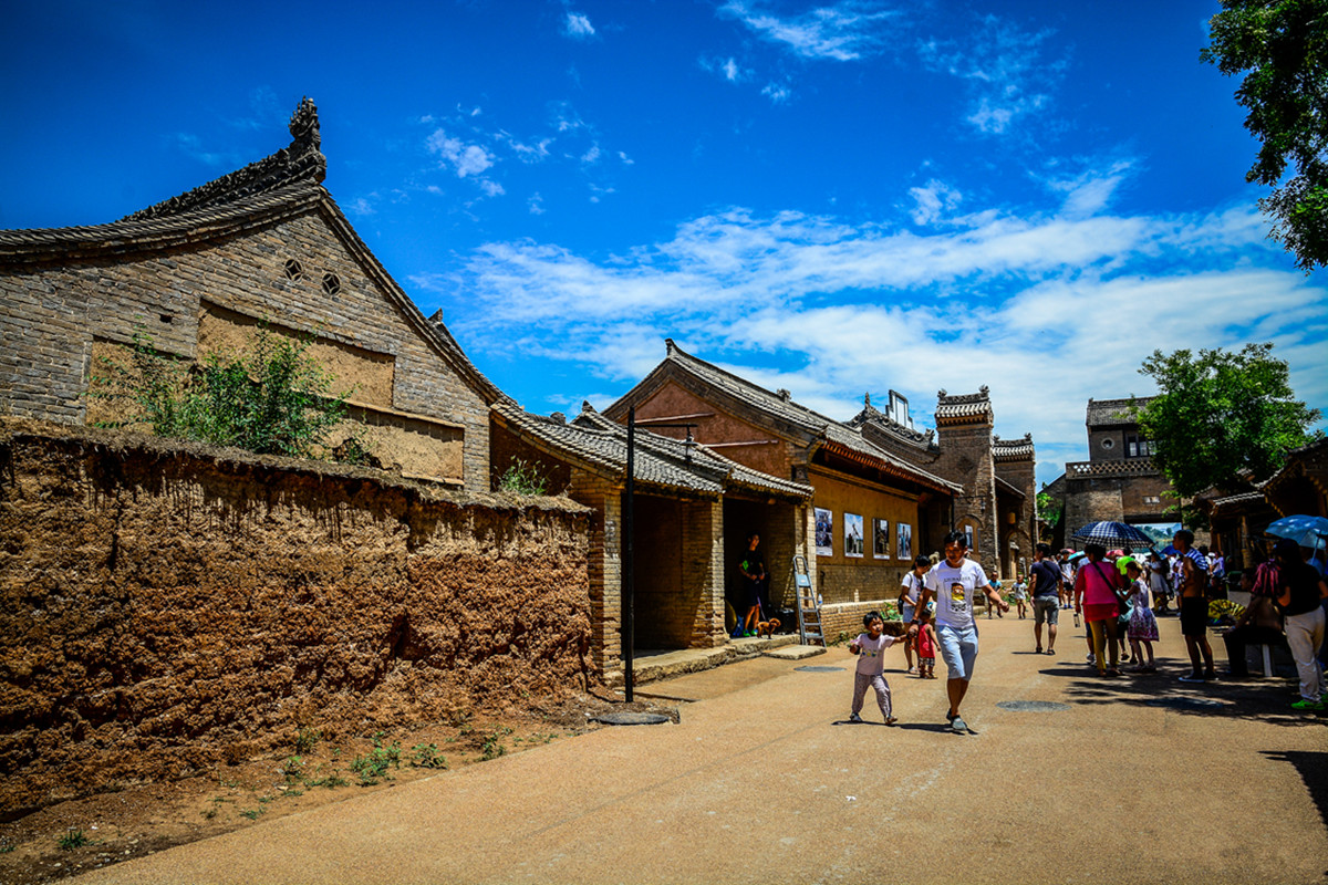 Le village de Bailucun, site majeur de la cité du cinéma du Pays du Cerf Blanc