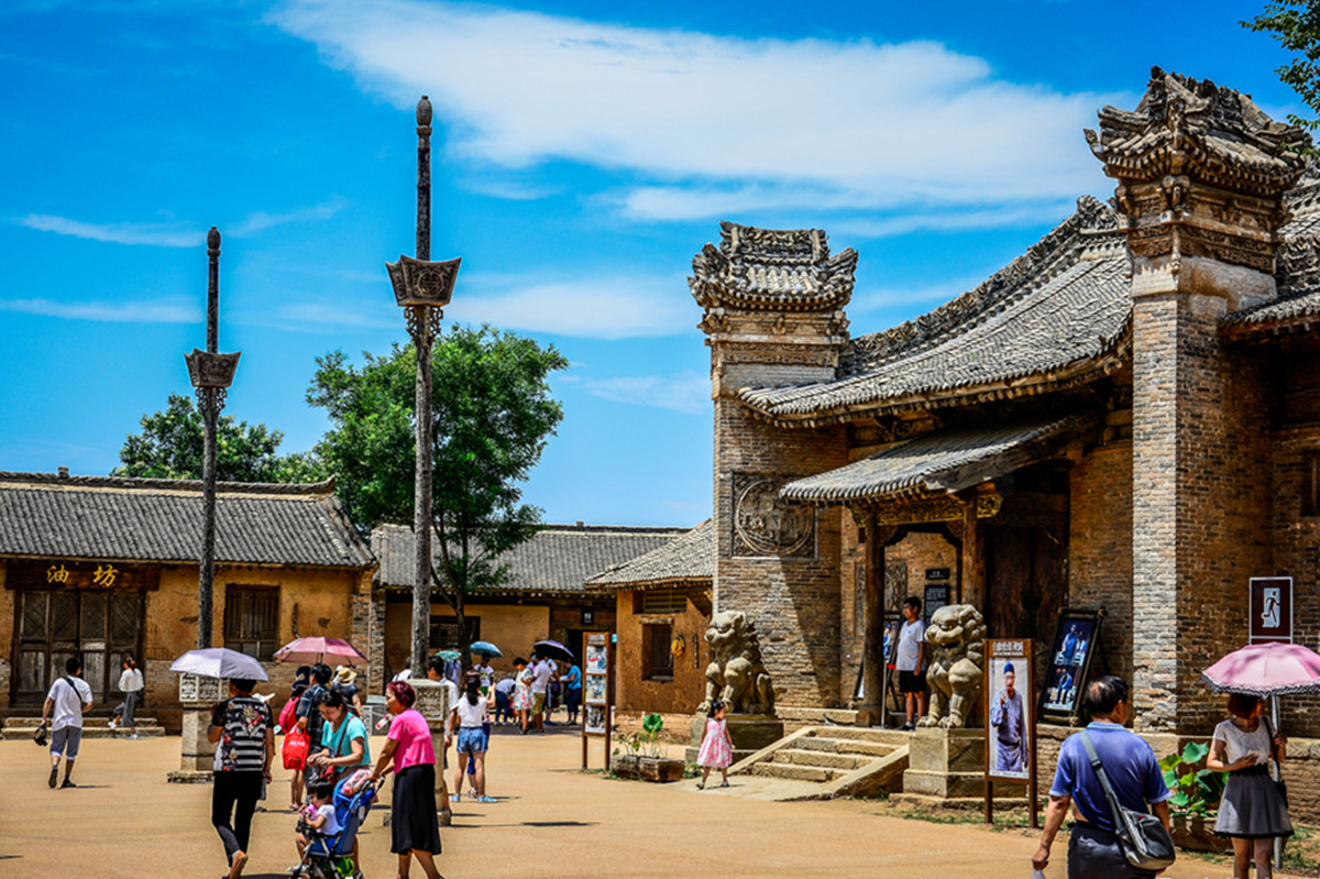 Le village de Bailucun, site majeur de la cité du cinéma du Pays du Cerf Blanc