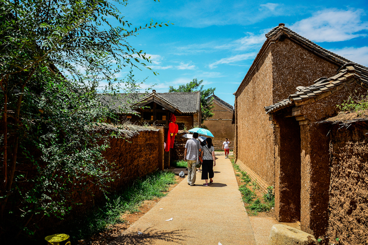 Le village de Bailucun, site majeur de la cité du cinéma du Pays du Cerf Blanc