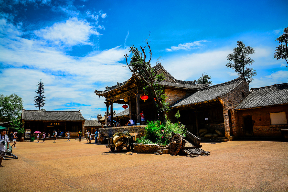 Le village de Bailucun, site majeur de la cité du cinéma du Pays du Cerf Blanc