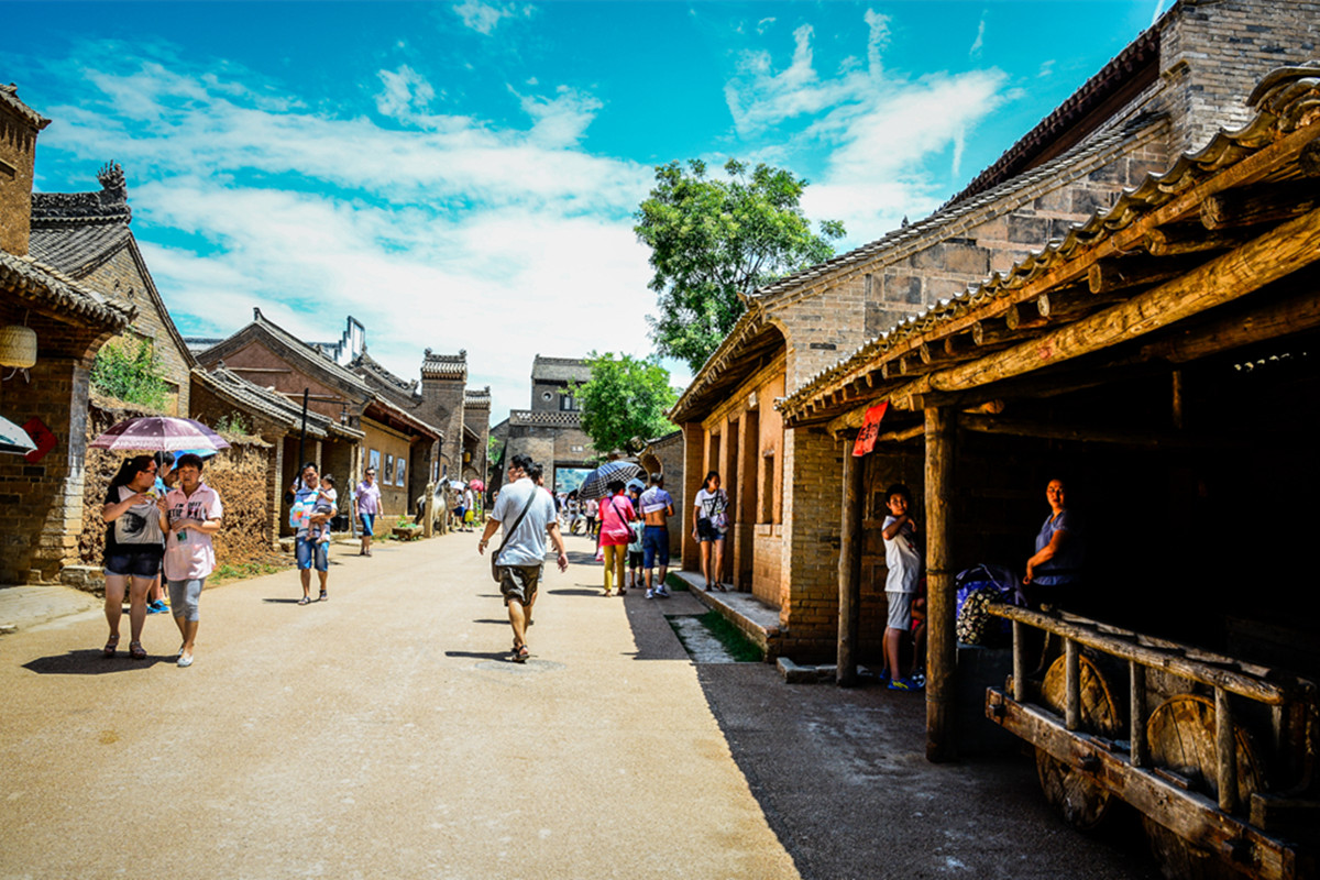 Le village de Bailucun, site majeur de la cité du cinéma du Pays du Cerf Blanc