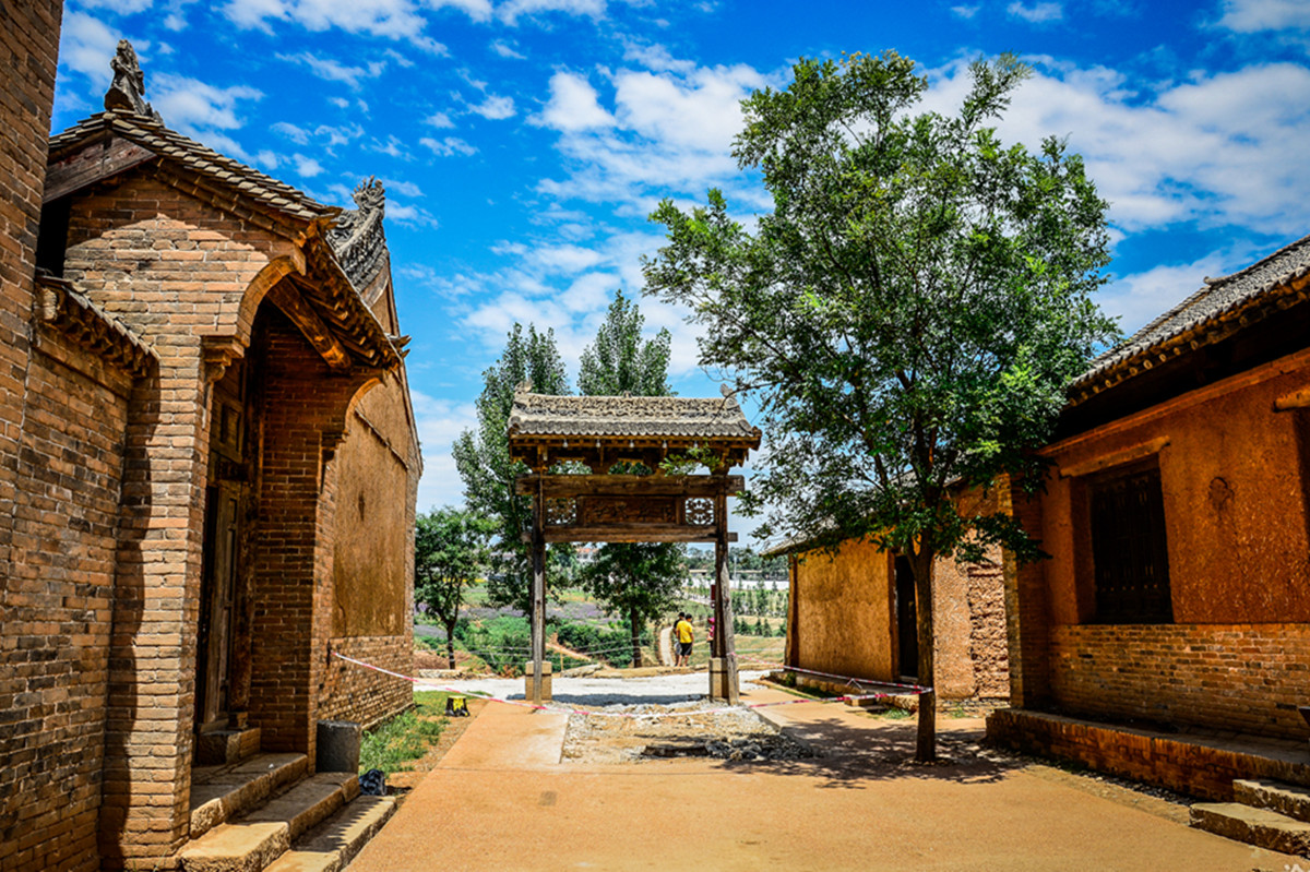 Le village de Bailucun, site majeur de la cité du cinéma du Pays du Cerf Blanc