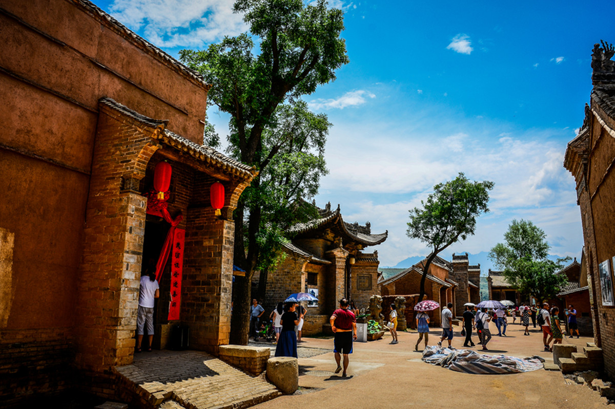 Le village de Bailucun, site majeur de la cité du cinéma du Pays du Cerf Blanc