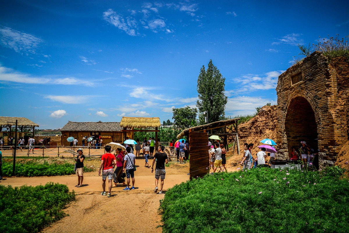 Le village de Bailucun, site majeur de la cité du cinéma du Pays du Cerf Blanc