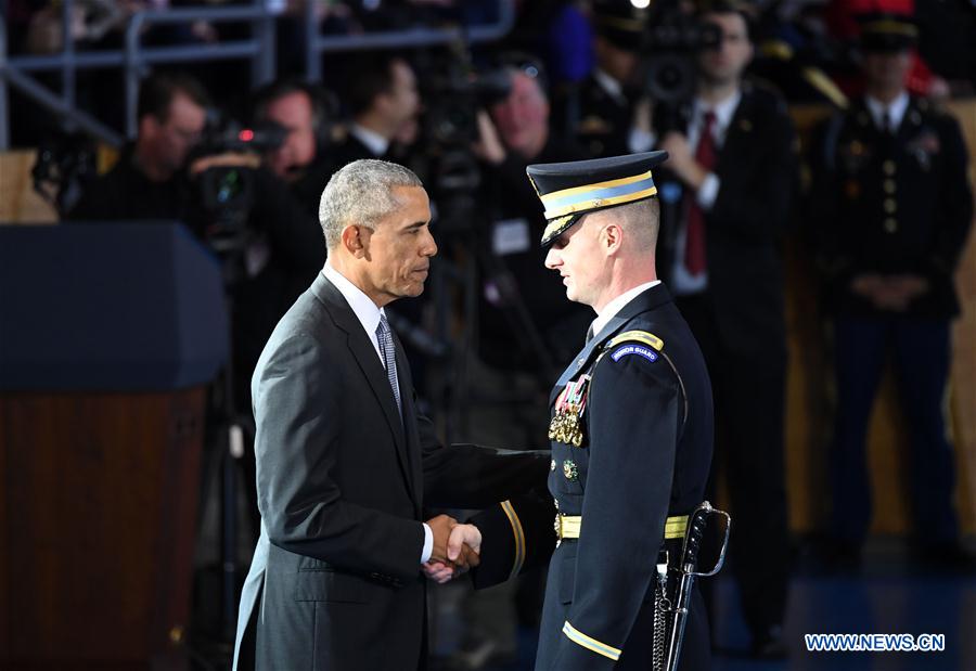Etats-Unis : Barack Obama participe à une cérémonie d'adieu organisée par l'armée