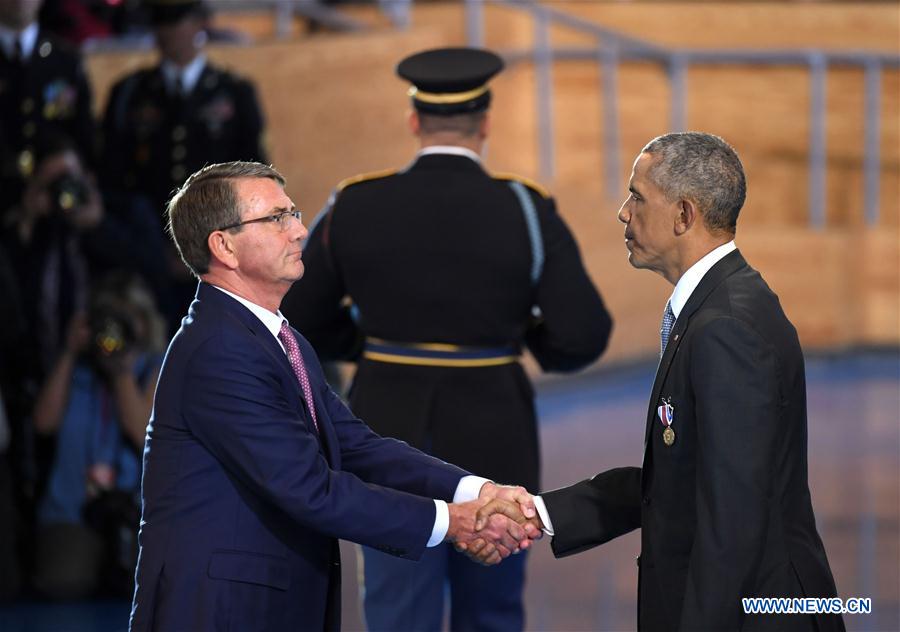 Etats-Unis : Barack Obama participe à une cérémonie d'adieu organisée par l'armée