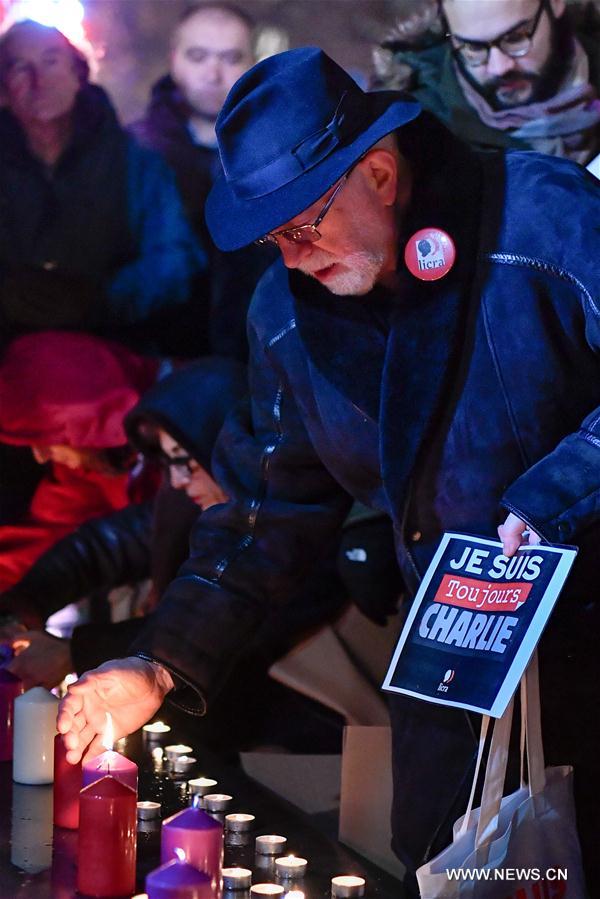 France : hommage aux victimes de l'attentat contre Charlie Hebdo à Paris