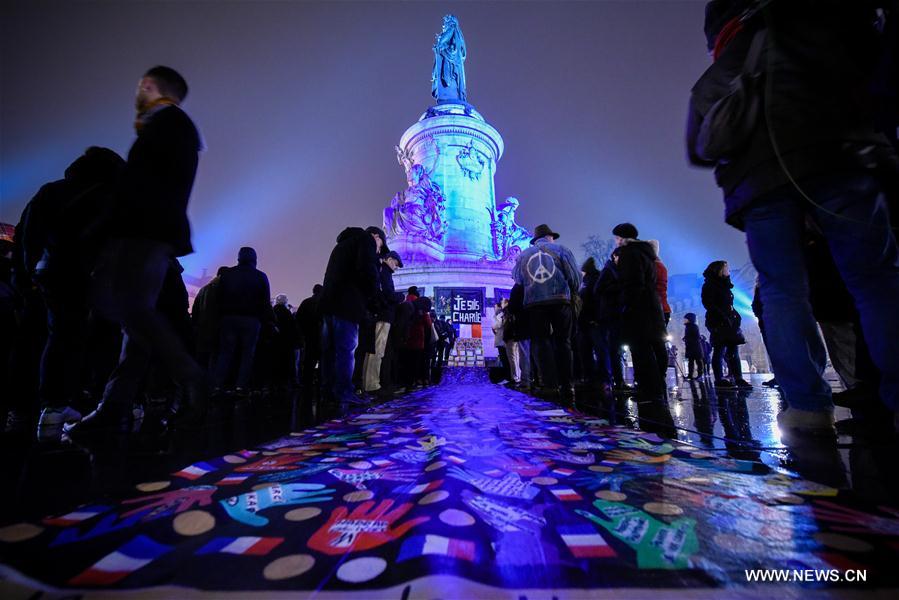 France : hommage aux victimes de l'attentat contre Charlie Hebdo à Paris