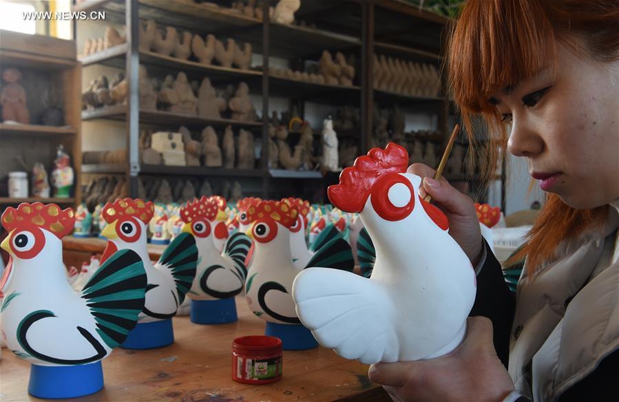 Des sculptures de coqs en argile pour le Nouvel An chinois