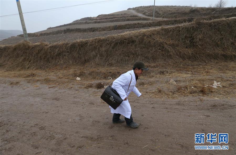 Un médecin de campagne infirme, 40 ans au service des autres
