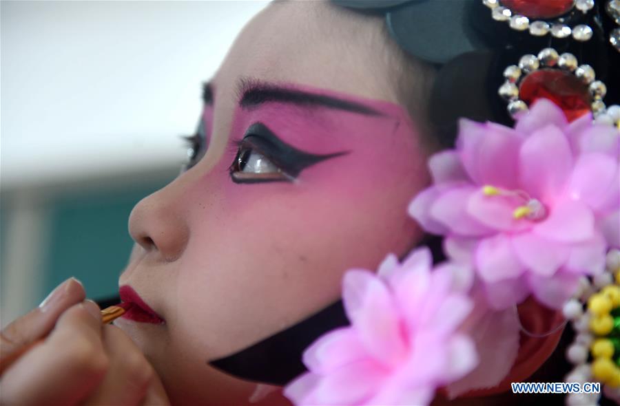 Des enfants jouent l'Opéra de Beijing à Hefei