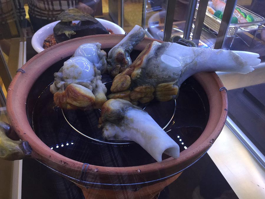 Présentation d'un éblouissant festin impérial Mandchou et Han en émeraudes à Kunming