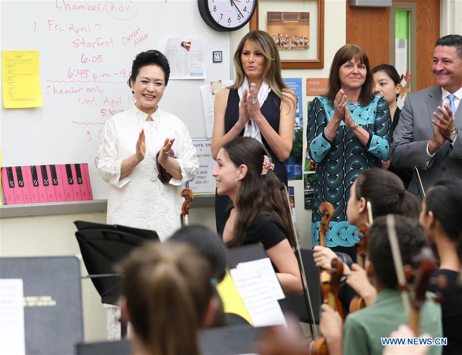 Peng Liyuan visite un collège d'enseignement artistique américain