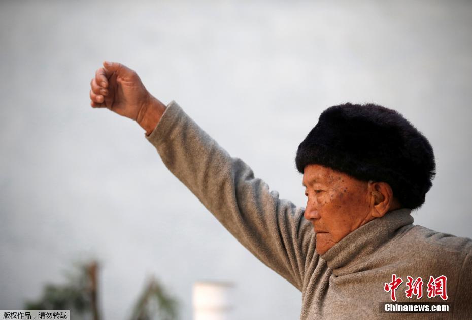 Un octogénaire à la conquête du Qomolangma