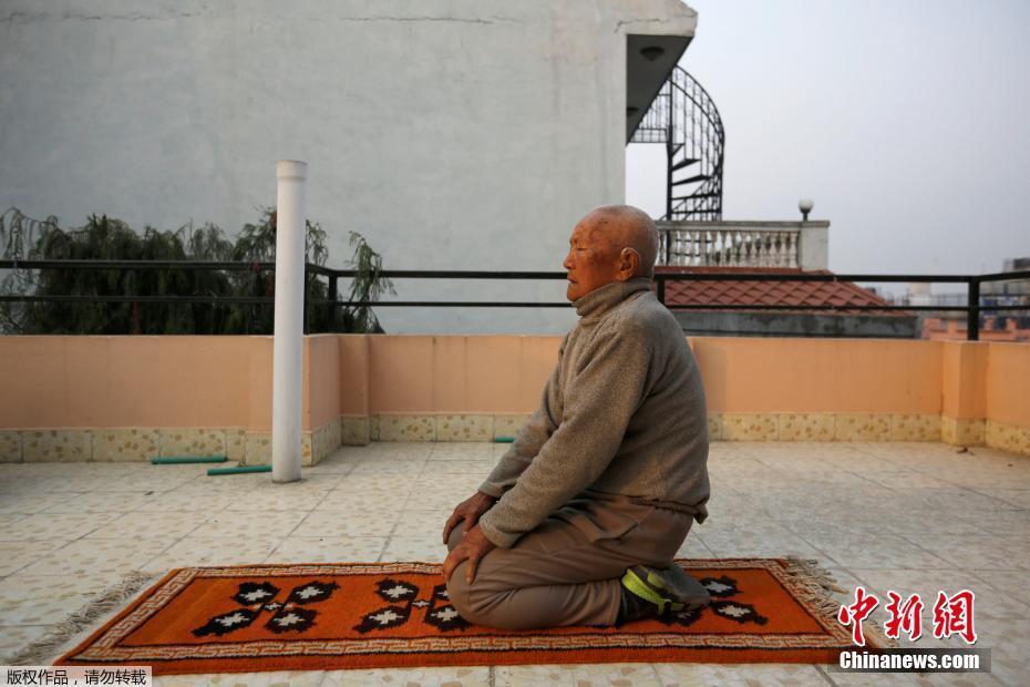 Un octogénaire à la conquête du Qomolangma