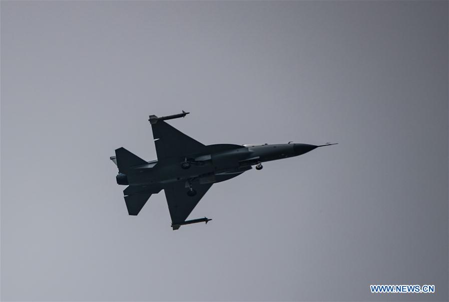 Vol inaugural de l'avion biplace chinois de combat et d'entra?nement JF-17B