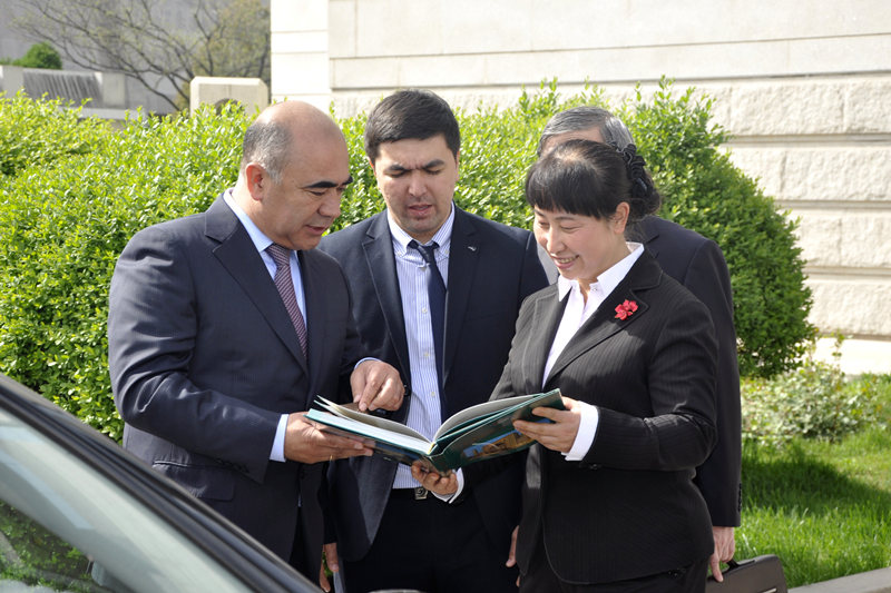 Visite du Vice-premier ministre de l'Ouzbékistan Aliyev au Mausolée de l'Empereur Qin Shihuang à Xi'an