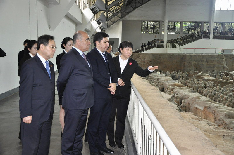 Visite du Vice-premier ministre de l'Ouzbékistan Aliyev au Mausolée de l'Empereur Qin Shihuang à Xi'an