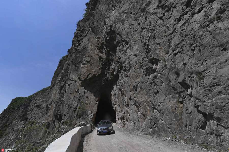 Chine : construction d'une route sur une falaise par des villageois