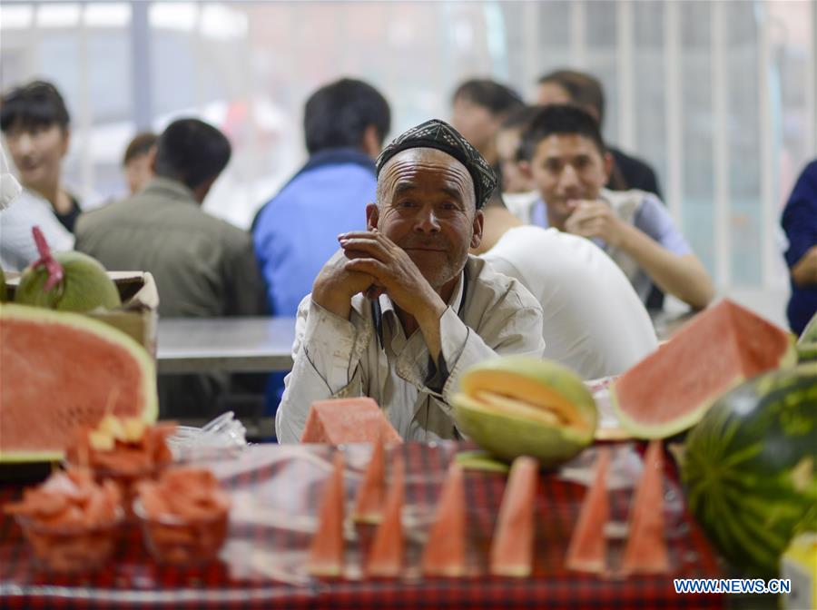 Petit aper?u de spécialités locales sur un marché de nuit au Xinjiang