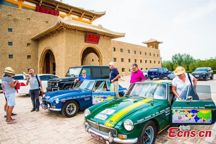 Parcours de voitures de collection sur la Route de la Soie