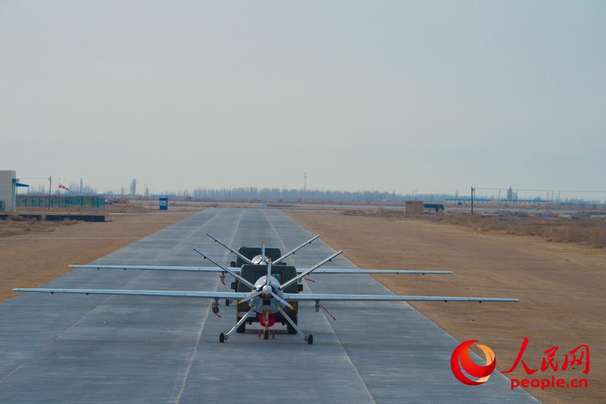 Images spectaculaires d'exercices de drones militaires