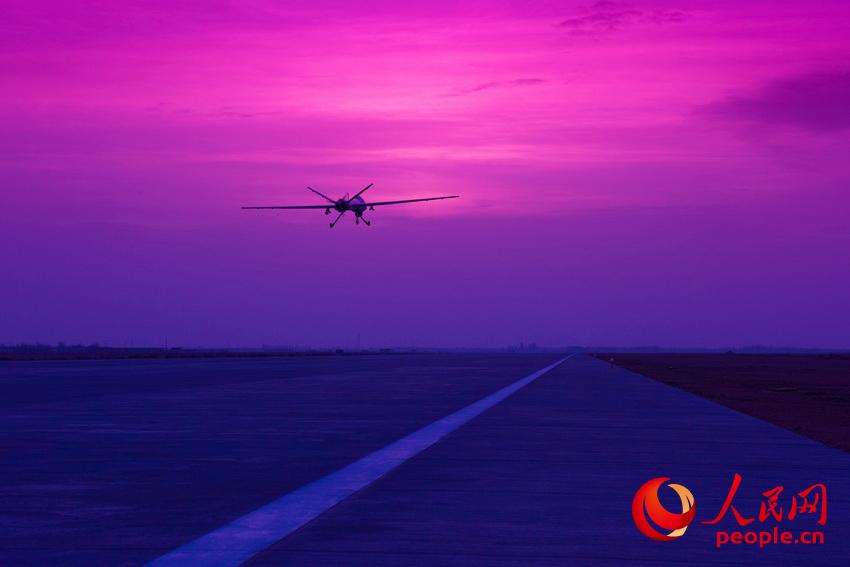 Images spectaculaires d'exercices de drones militaires