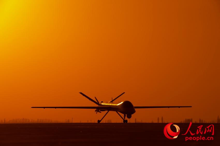 Images spectaculaires d'exercices de drones militaires