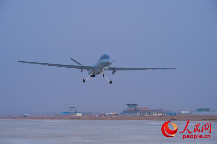 Images spectaculaires d'exercices de drones militaires