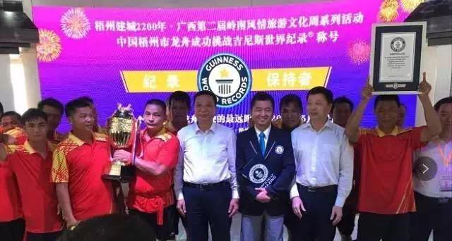 Bateaux-dragons : des Chinois dans le livre Guinness des records