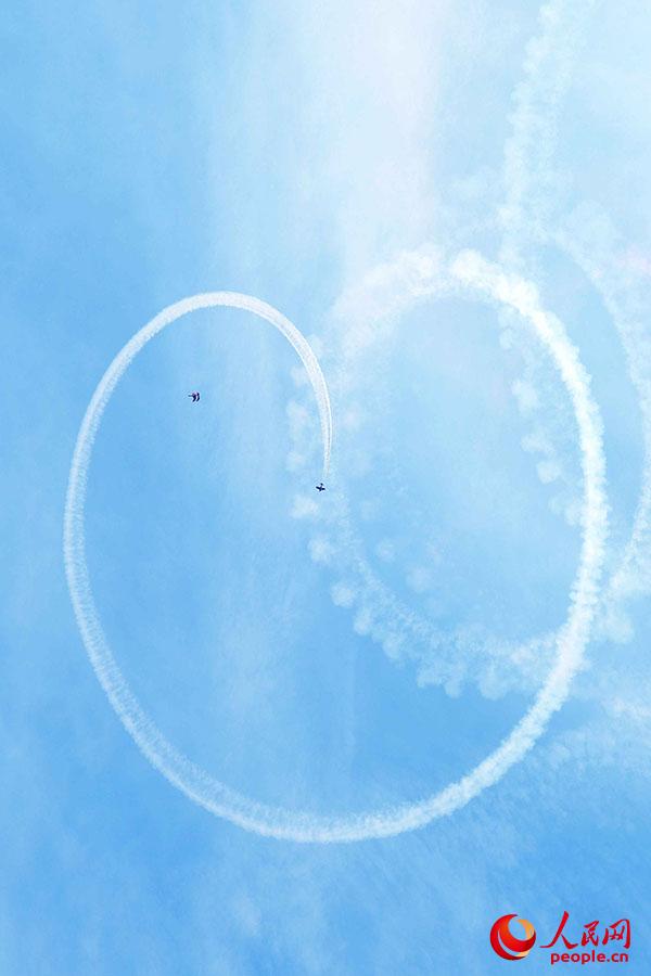 Le public new-yorkais conquis par les prouesses des équipes de voltige aérienne