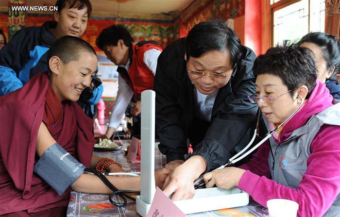 Des médecins volontaires soignent les Tibétains 