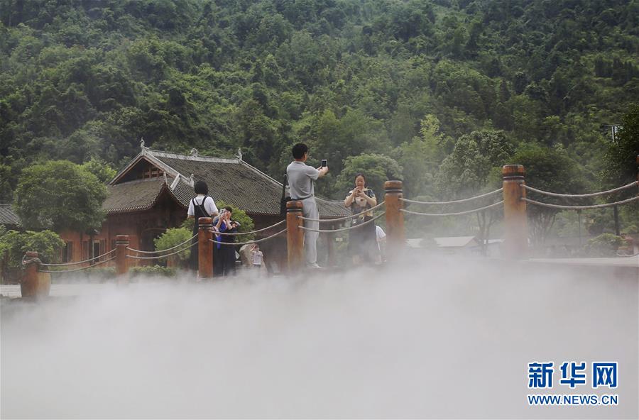 Zhangjiajie : un système de pulvérisateur pour se rafra?chir