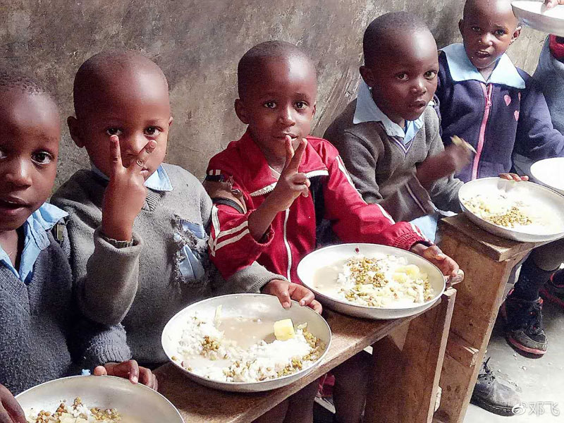Des fonds à l'étranger pour un ? Déjeuner gratuit pour les enfants ?