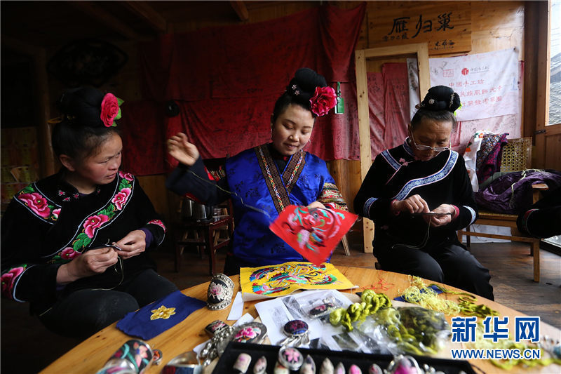 Une formation de broderie pour les femmes de l'ethnie Miao