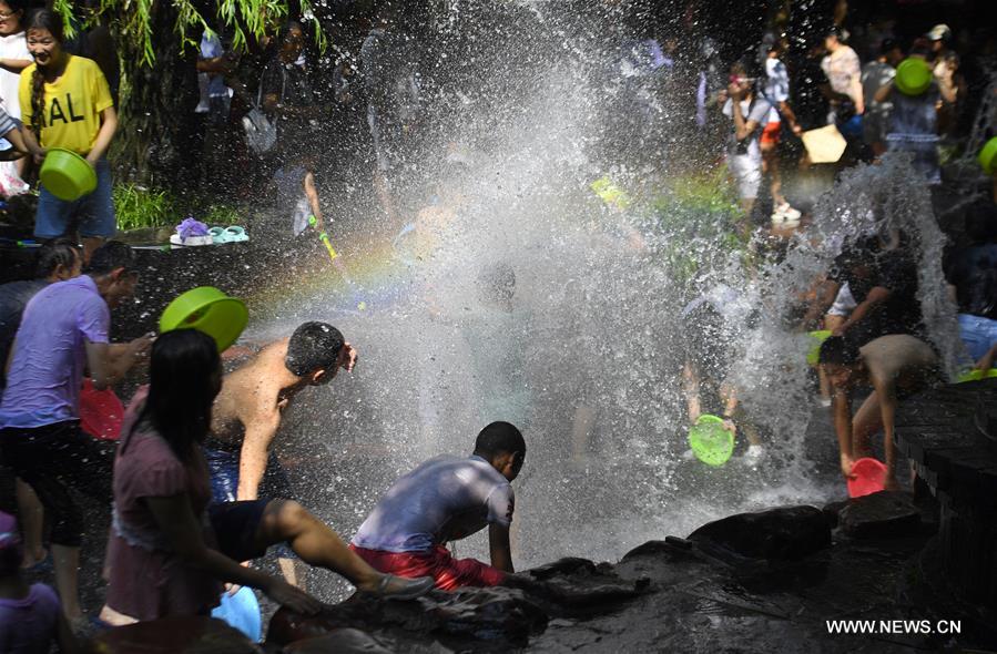 Comment des Chinois se rafra?chissent face aux vagues de chaleur