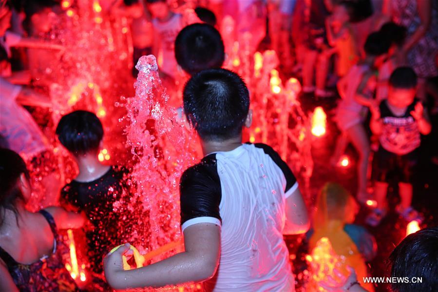 Comment des Chinois se rafra?chissent face aux vagues de chaleur