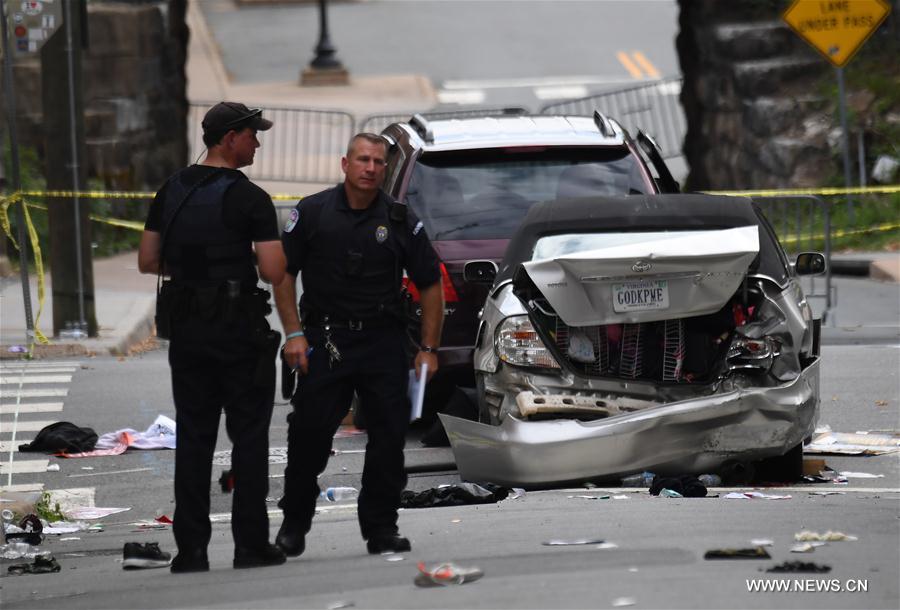 Une personne tuée lorsque trois véhicules ont percuté la foule après un rassemblement violent en Virginie aux états-Unis