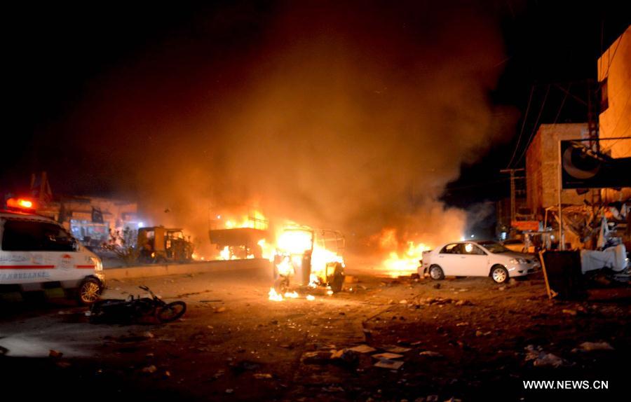 12 personnes tuées, 20 blessées dans une explosion contre un camion de l'armée au Pakistan