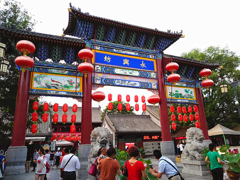 Ouverture en grande pompe du Marché de nuit des Tang sur la place Yongxing de Xi'an
