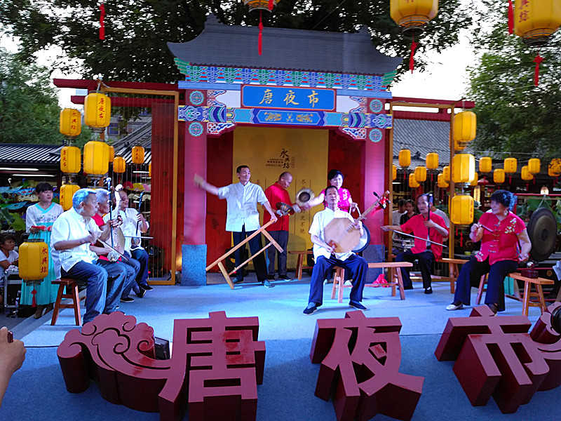 Ouverture en grande pompe du Marché de nuit des Tang sur la place Yongxing de Xi'an