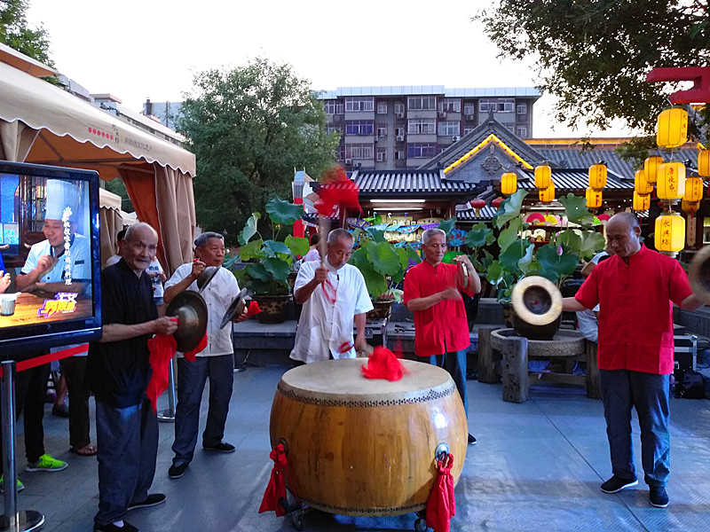 Ouverture en grande pompe du Marché de nuit des Tang sur la place Yongxing de Xi'an