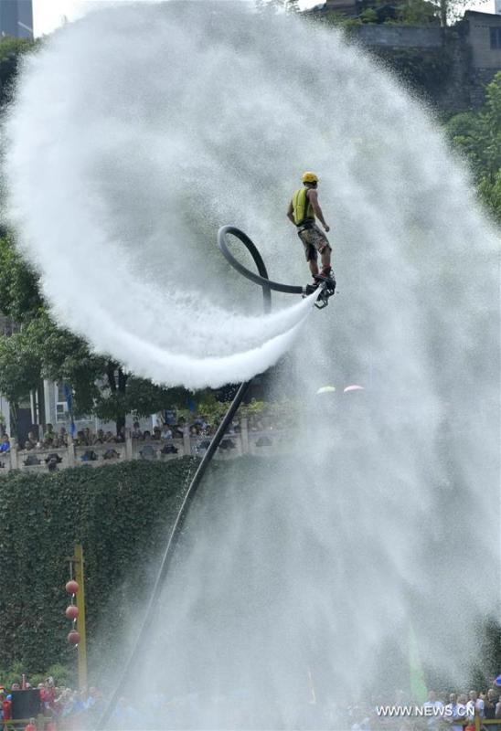 Hubei : l'incroyable flyboard à la surface de l'eau