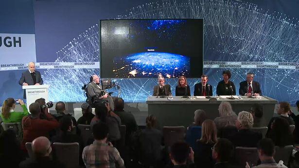 Les équipes de Stephen Hawking auraient détecté des signaux extraterrestres