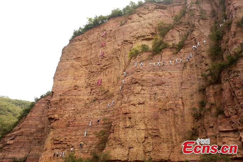 Pratique extrême du yoga à Luoyang