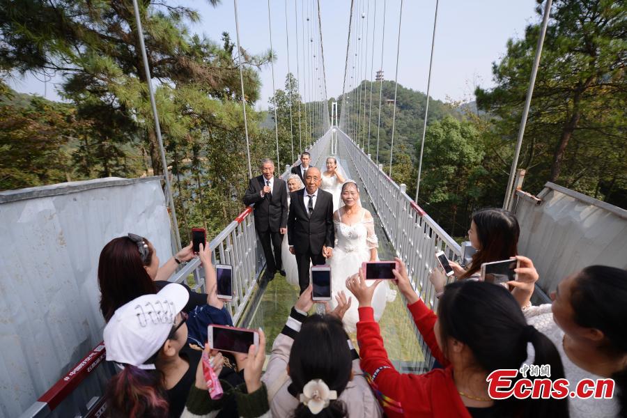 Noces d'or sur un pont suspendu dans le Hunan